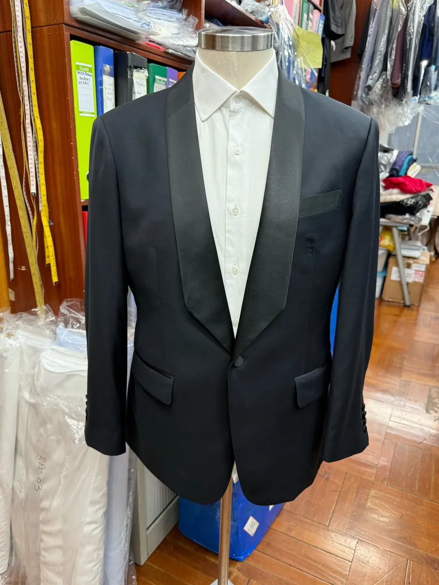Rashmi 尖沙咀店內的黑色青果領訂造晚禮服