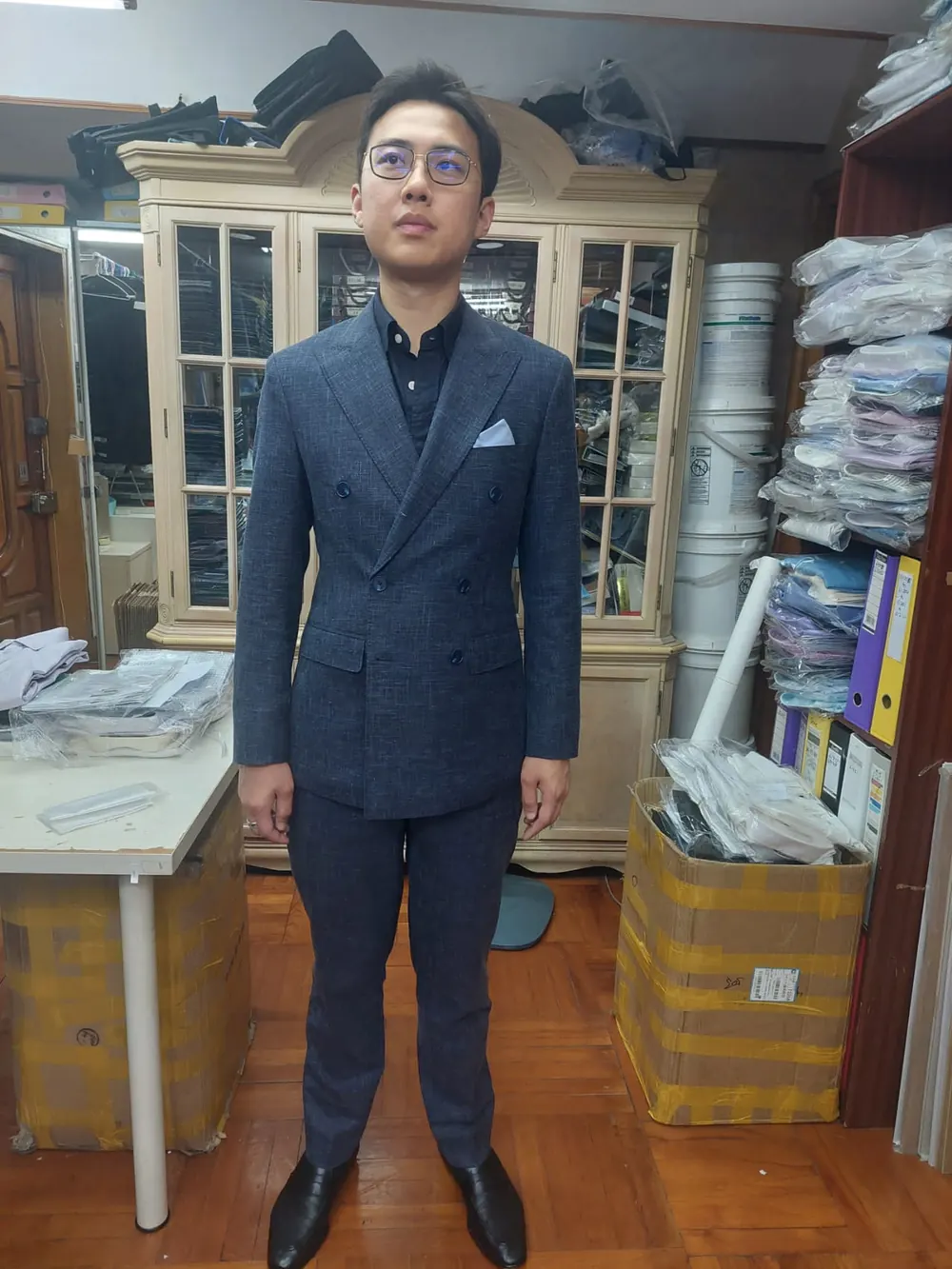 客人在 Rashmi 尖沙咀店內試穿深藍色雙排扣訂造西裝